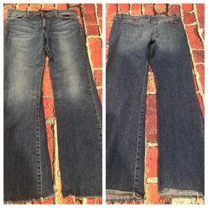 Joe’s petite bootcut jeans size 31 B306
Inseam 30”
Color: Callen